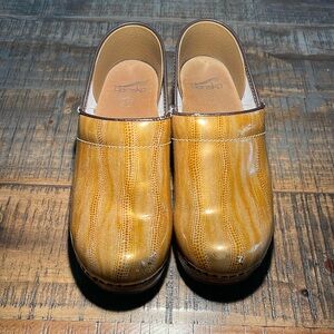 Dansko shoes size 39 gold pattern